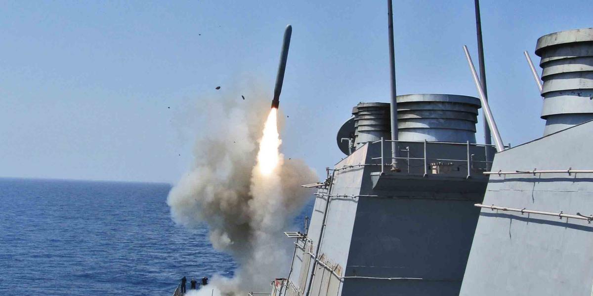 A nagy hatótávolságú Tomahawk rakéta kilövés közben. Bár Trump még nem döntött az Ukrajnának való szállításukról, e fegyverek elérik Oroszország belső területeit is 