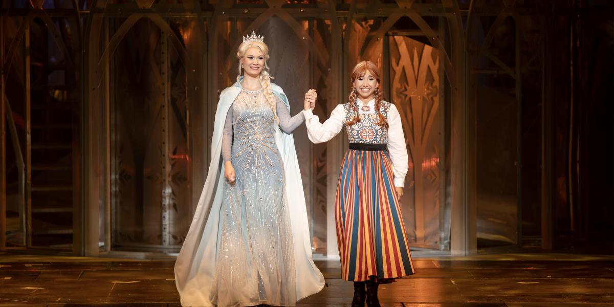 Elsa és Anna, a két testvér (Zámbó Brigitta, Kardffy Aisha) a Jégvarázs című, nagy sikerrel játszott Broadway-musical előadásán a Madách Színházban