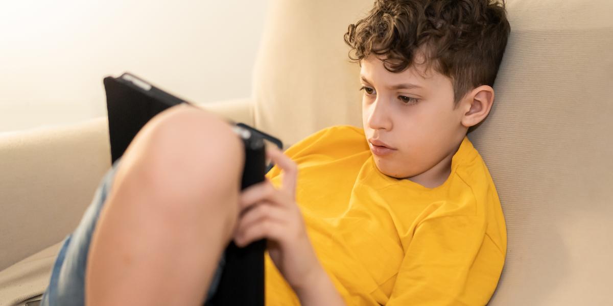 Az egyedül hagyott gyerekfelnőtt számára nem is az egyedüllét, hanem a bizalom a legfontosabb: nyugodtan tehessen bármit otthon, a szülői díszletben