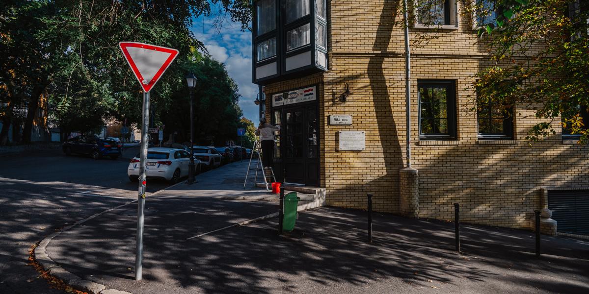 A Mikó és a Logodi utca sarkán már ott virít Márai emléktáblája. Elférne ott még egy