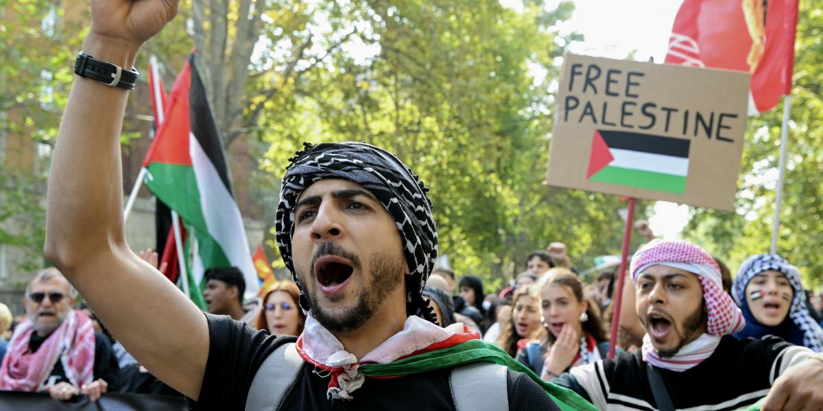 Tiltakozás a Global Sumud flotilla elfogása ellen Milánóban 2025. október 3-án