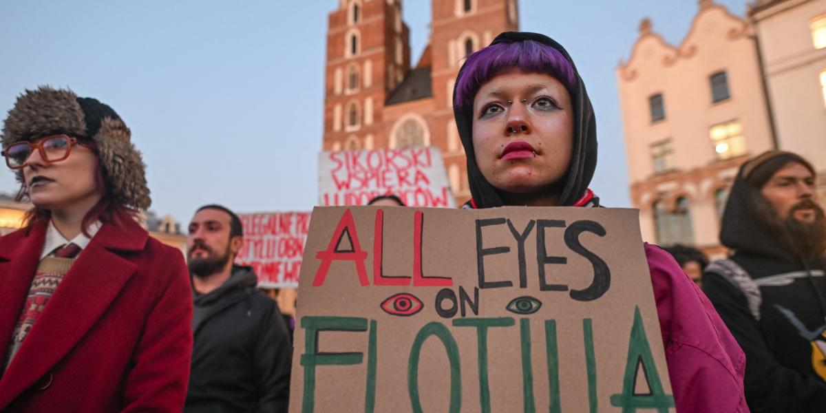 A segélyflottila szimpatizánsainak demonstrációja Krakkóban október 2-án 