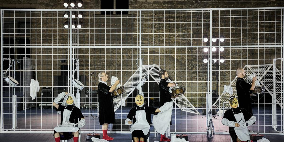 A kapaszkodó, amire a néző vágyna, az előadásban olyan, mintha egy tükör sima felületébe próbálnánk belemarkolni