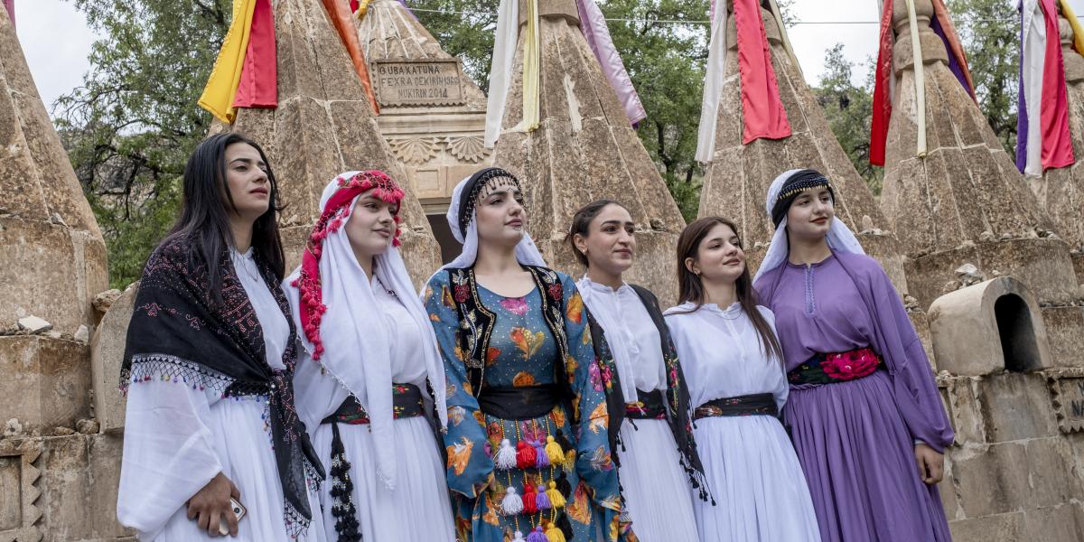 Képünk illusztráció, jazidi nők 2025 áprilisában a törökországi Idlibben