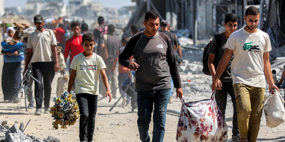 Hazainduló palesztin menekültek Hán Júniszban október 10-én 