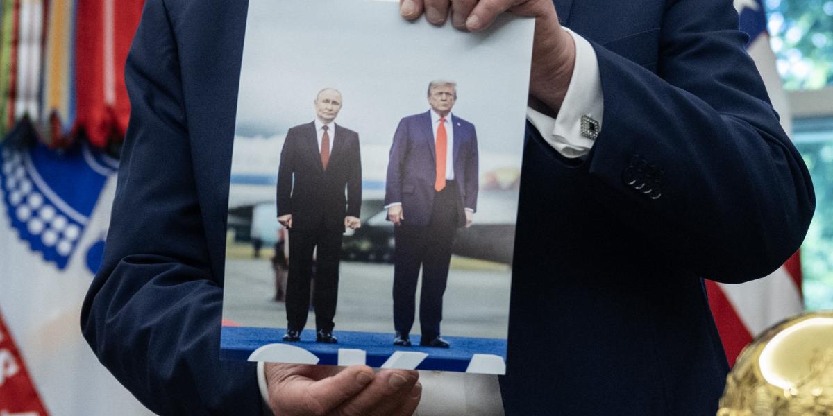 Donald Trump mutatja Vlagyimir Putyinnal közös alaszkai fotóját a Fehér Házban 2025. augusztus 22-én