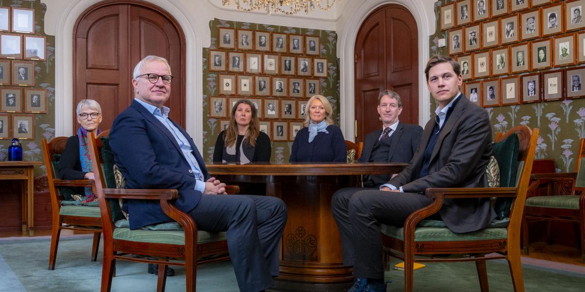 A norvég Nobel-bizottság tagjai 2025. február 28-án az oslói Nobel Intézet üléstermében