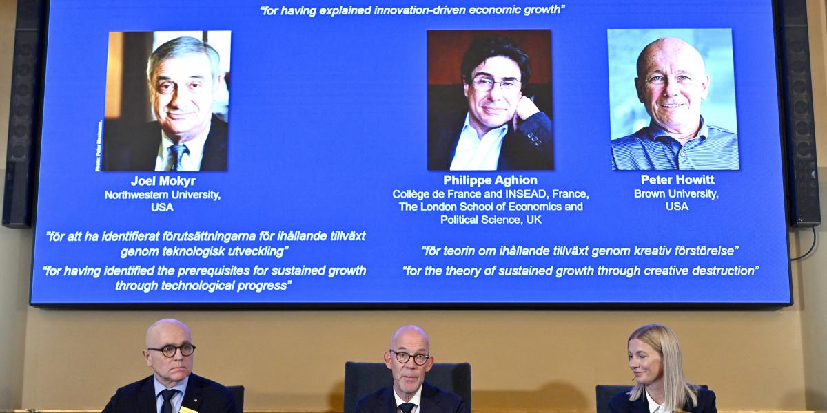 A közgazdasági Nobel-díj odaítélését bejelentő sajtótájékoztató Stockholmban október 13-án 