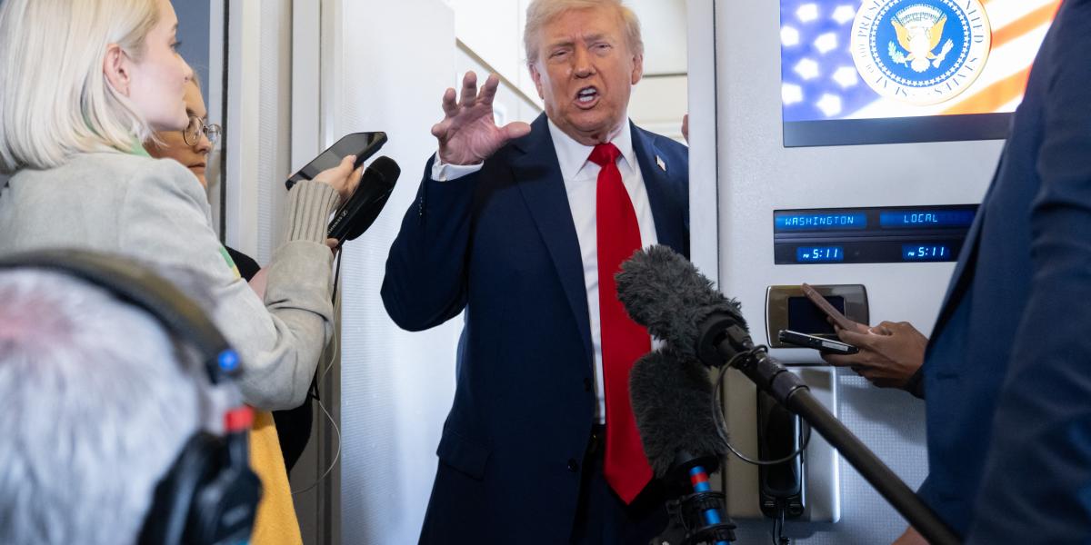 Donald Trump nyilatkozik az Air Force One fedélzetén október 12-én 