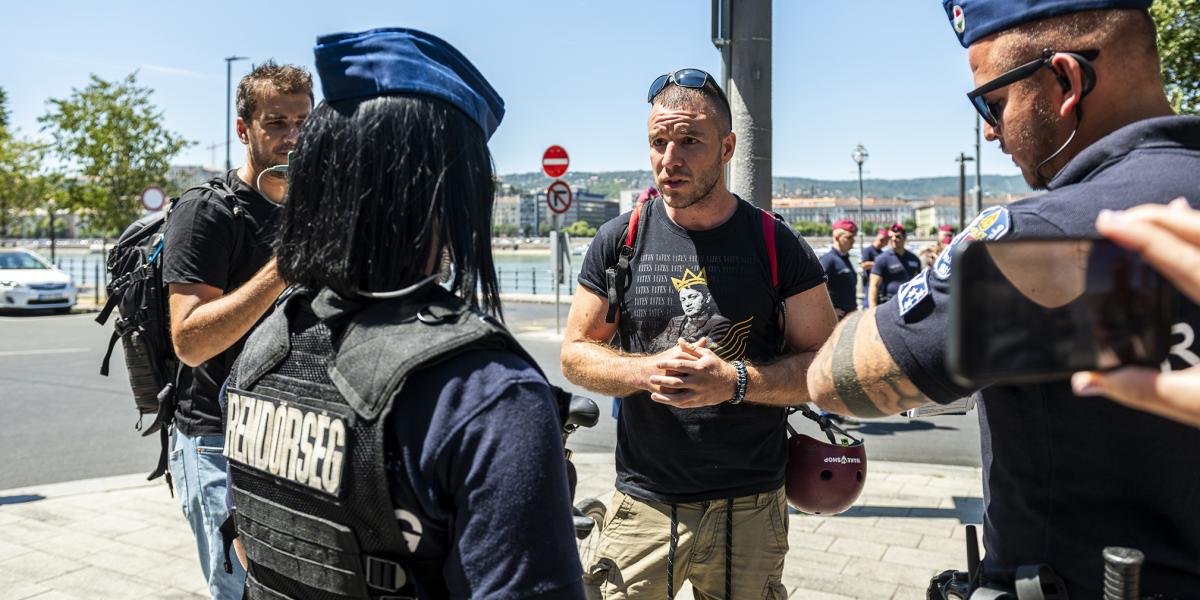 Molnár Áron rendőrök gyűrűjében. Máskor a NAV vegzálja egy táska vásárlása miatt