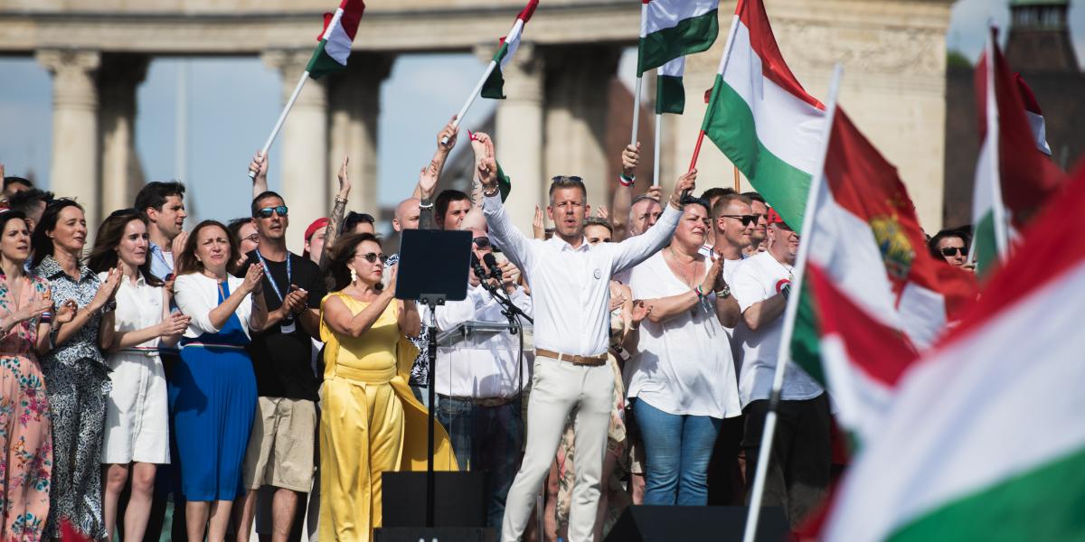 Rost Andrea (sárga ruhában) és Magyar Péter a budapesti Hősök terén 2024. június 8-án