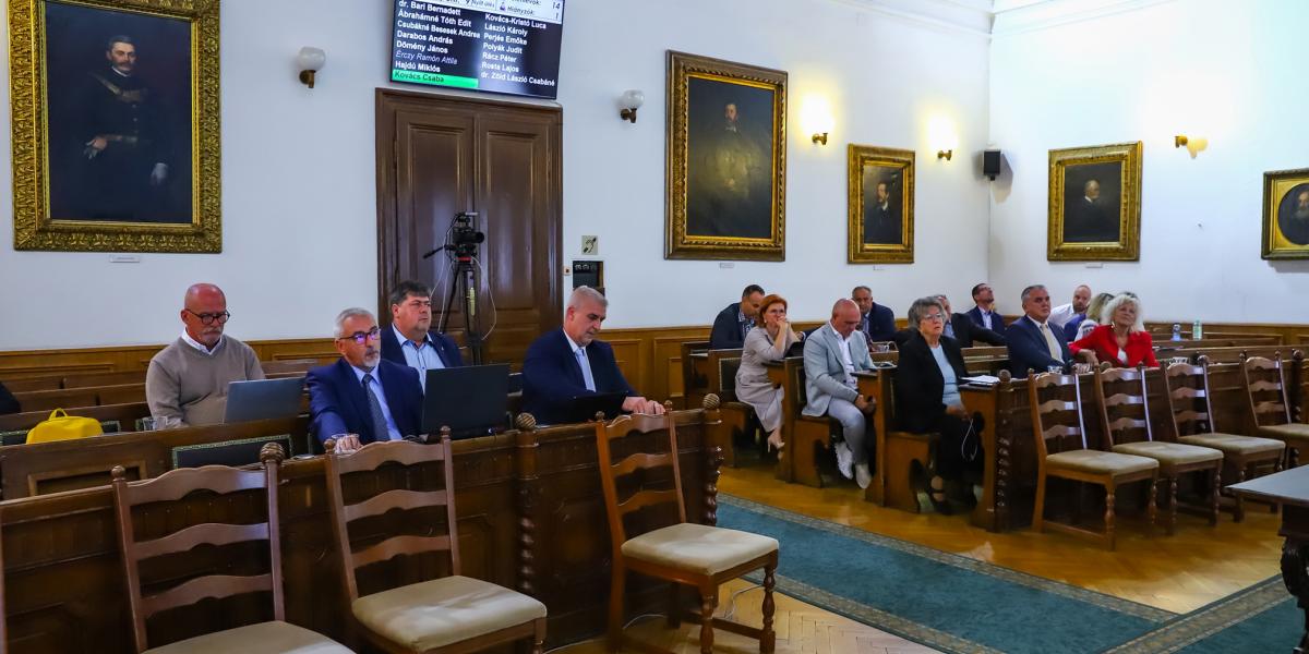 Üléseznek Baján. Visszatérhet a helyi sajtó a „normális” kerékvágásba