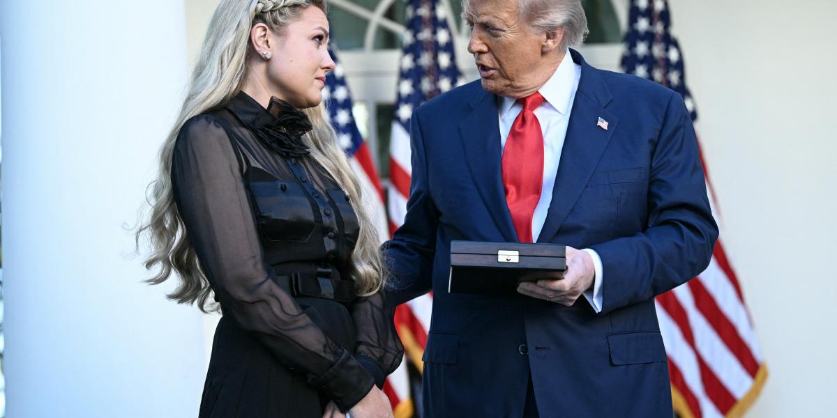 Charlie Kirk özvegye, Erika átveszi az Elnöki Szabadság Érmet Donald Trumptól a Fehér Ház rózsakertjében tartott ceremónián 2025. október 14-én. 