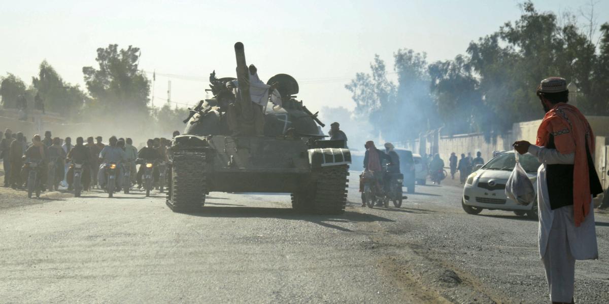 Tálib harckocsi úton a határ felé Szpin Boldakban október 15-én 
