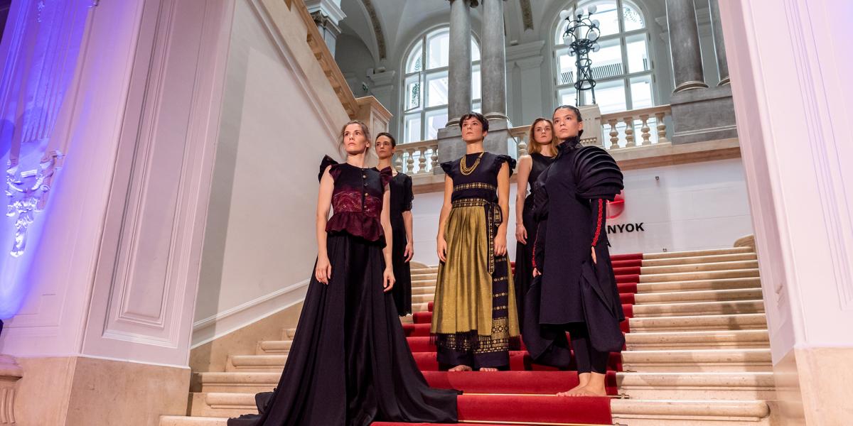 A kortárs táncosok a díjnyertes ruhákkal és kiegészítőkkel;