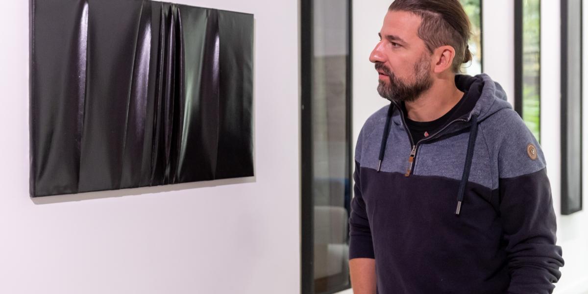 Schneller János művészettörténész rámutatott arra is, hogy a művész egyes festményeit domborművé alakította