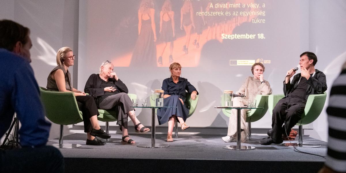 A csütörtök esti panel­beszélgetés a trendeken túl, a divat társadalmi tétjéről szólt