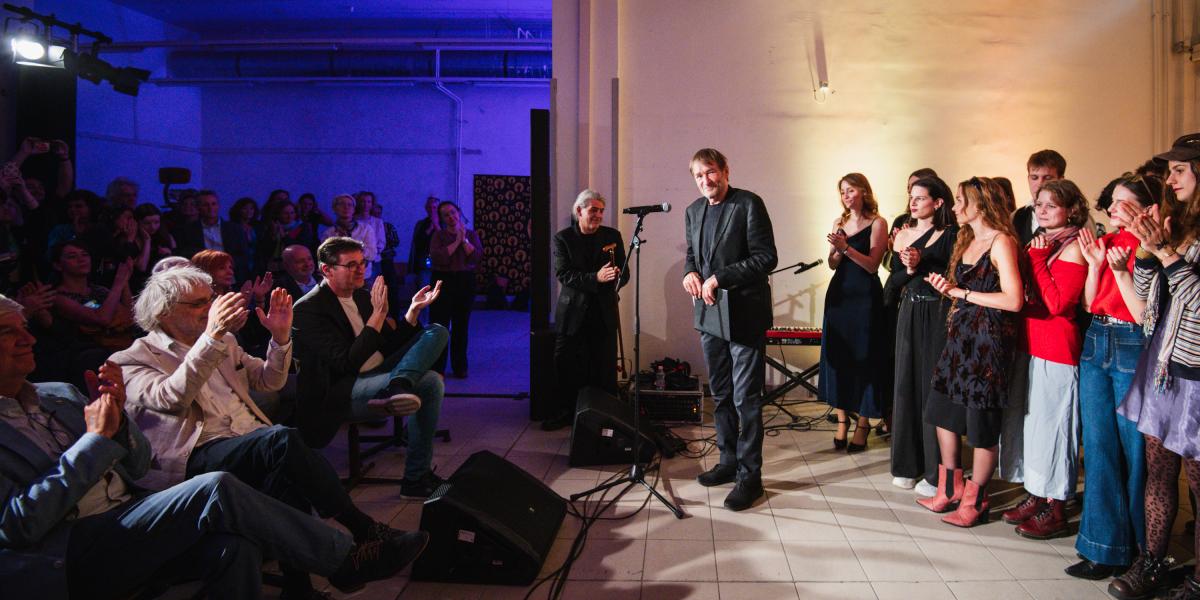 „Ellensége vagyok a monológoknak, én dialógus- párti vagyok” – Cserhalmi György közreműködött a gólyaesküben