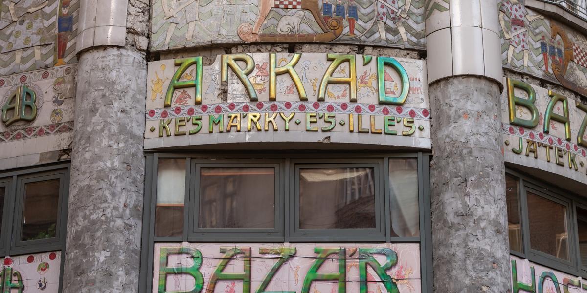 A Metro Klub népszerűsége miatt gyakran telt házas volt, a kint rekedtek számára Egy este a Metro Klubban címmel album is készült