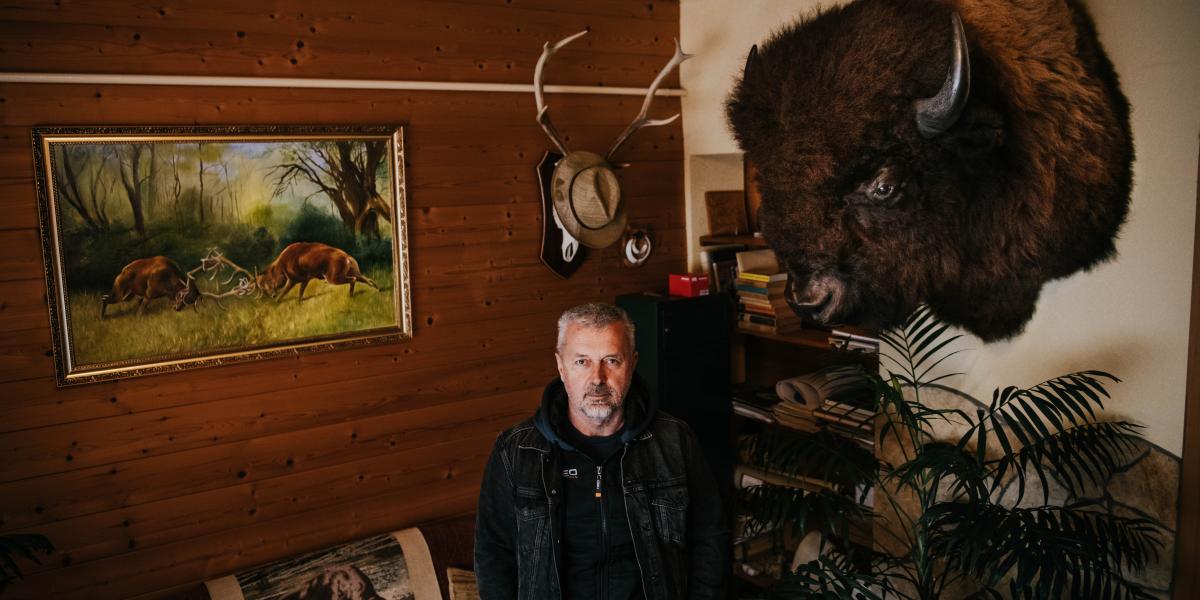 Gelencsér László 2004 óta foglalkozik bölényekkel. Eredeti szakmája íjkészítő