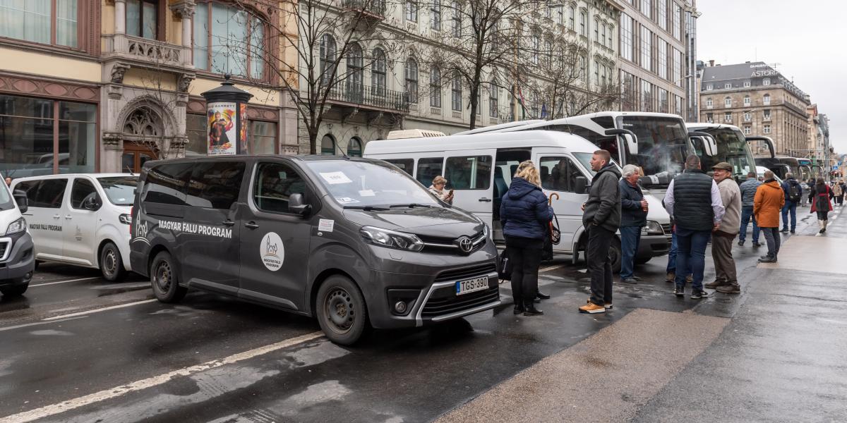 Falubuszok a Fidesz 2025-ös március 15-ei megemlékezésén