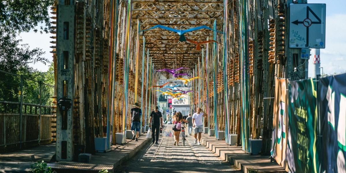 A Sziget Fesztivál elavult kapuja, az Óbudai-szigetre vezető K-híd