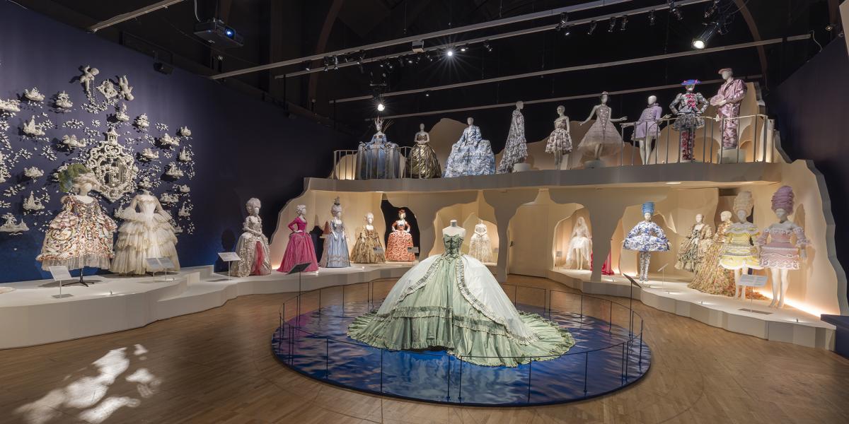 Fényes ruhakölteményekkel idézik meg Marie Antoinette fenn nem maradt gardróbját