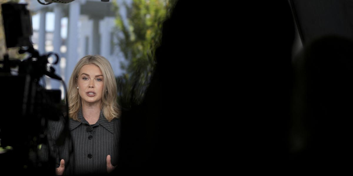Karoline Leavitt egy interjúban beszél a Fehér Ház előtt