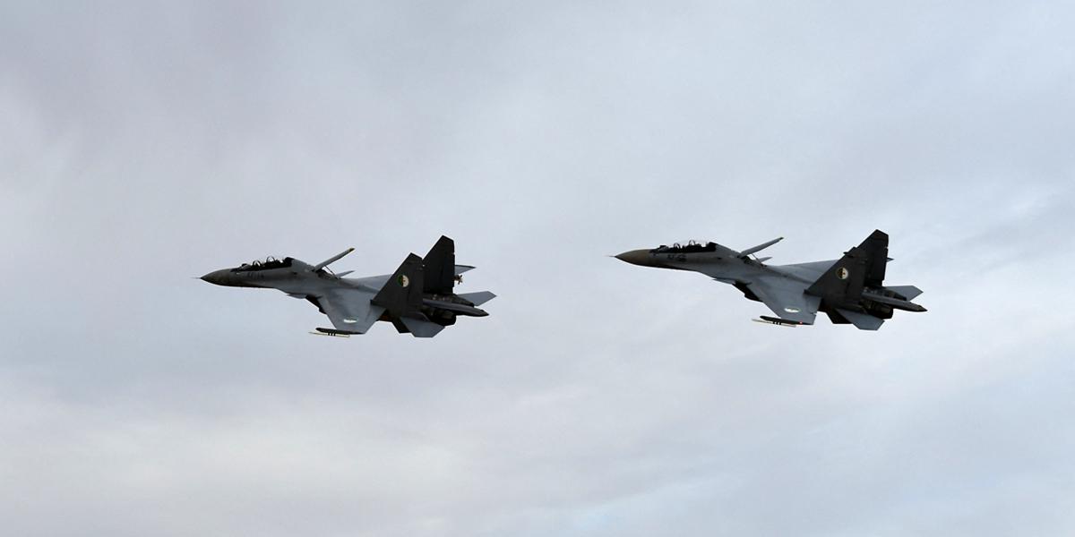 Képünk 2019-es illusztráció, két Szu-30-as nehéz vadászbombázó valahol a levegőben 