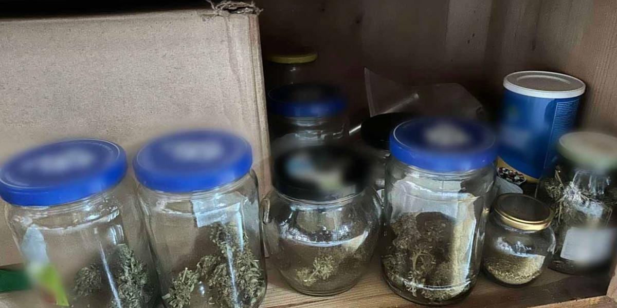 A befőttesüvegek közül egyet számoltak el drognak.