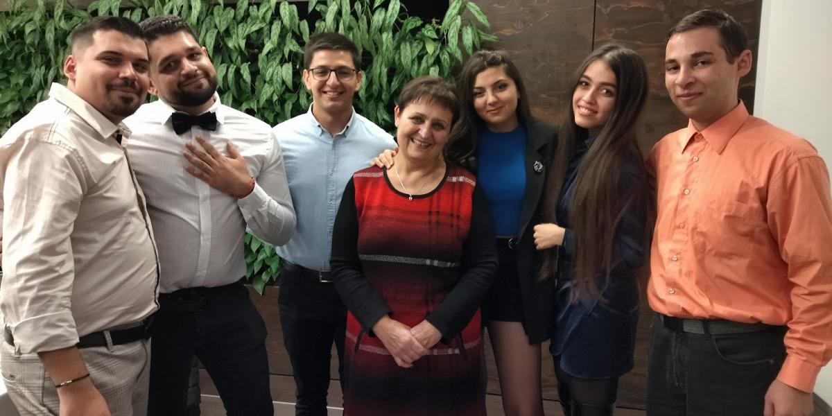 Orsós Anna (középen) a Pécsi Egyetem romológia tanárszakának létrehozója szakkollegistákkal 2022-ben 