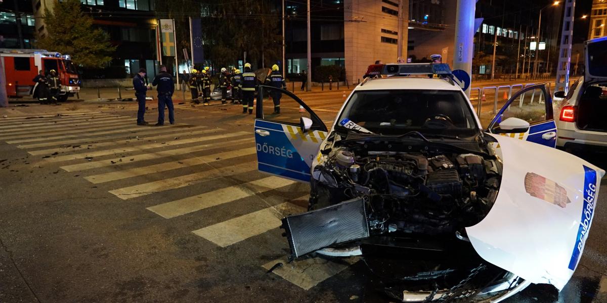 Összeroncsolódott rendőrautó Budapest tizedik kerületében, a Kerepesi út és a Hungária körút kereszteződésében