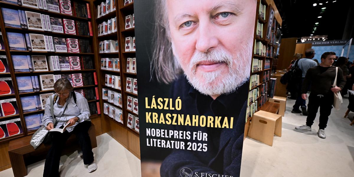 A Nobel-díjas Krasznahorkai Lászlót hirdeti a német stand