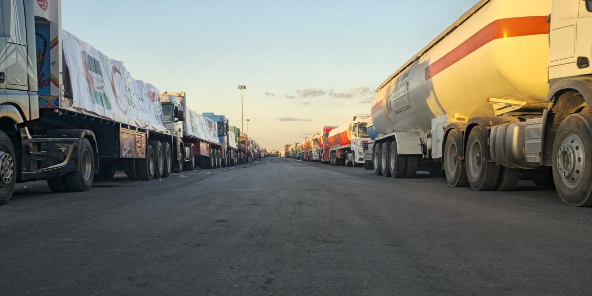 A rafahi határátkelőnél veszteglő segélyszállítmány 2025. október 15-én