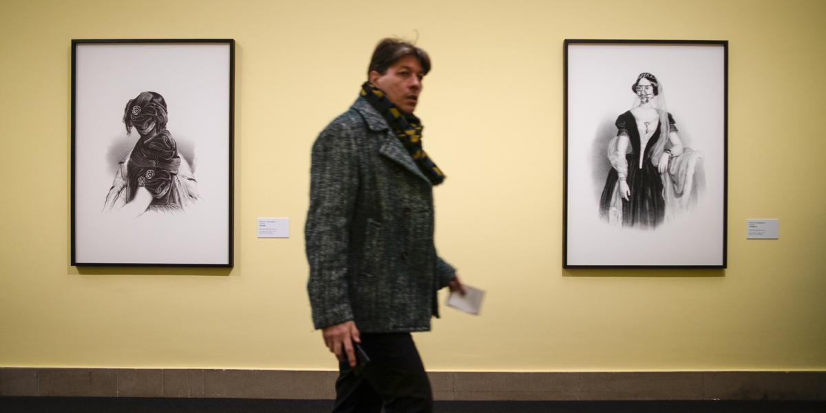 Markus Schinwald protéziseket helyezett el a tökéletesség látszatát keltő biedermeier portrékon