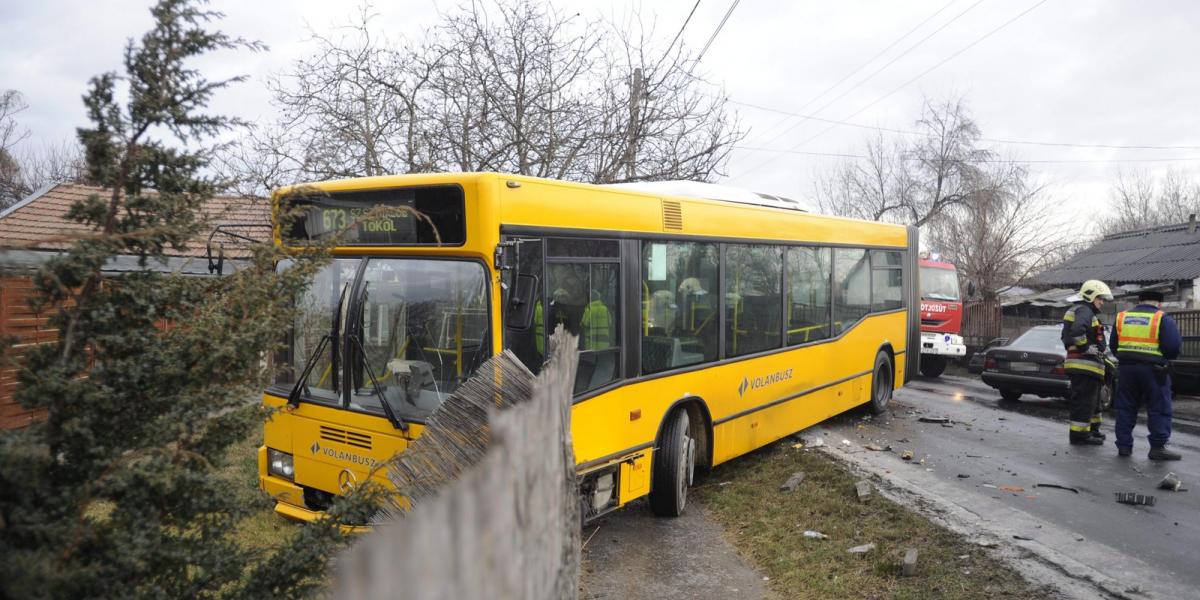 A balesetben az személyautó vezetője és a busz egyik utasa megsérült. MTI Fotó: Mihádák Zoltán