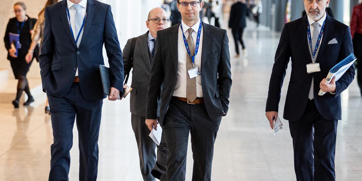 Bóka János (középen) vonul. Állítja: kész jóhiszeműen válaszolni