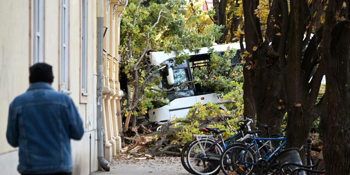 Összeroncsolódott busz a Kossuth Lajos és a Damjanich utca kereszteződésénél Szolnokon 2025. október 22-én