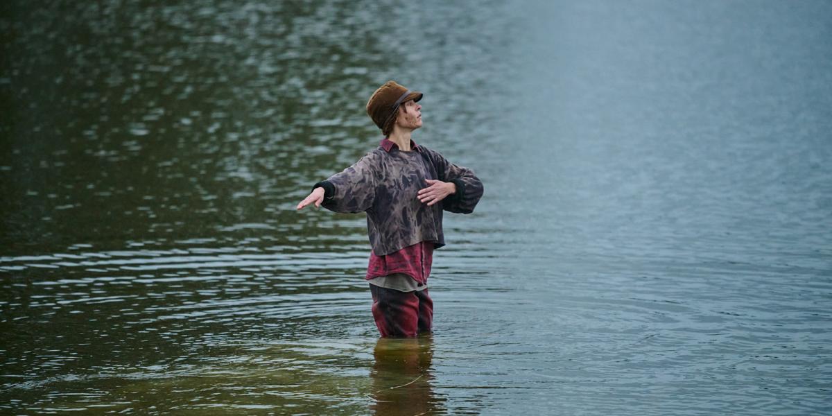 Bitó Katalin a záportározóban egy vízi madár méltóságával mélyítette el bennünk a sötét tájsebet