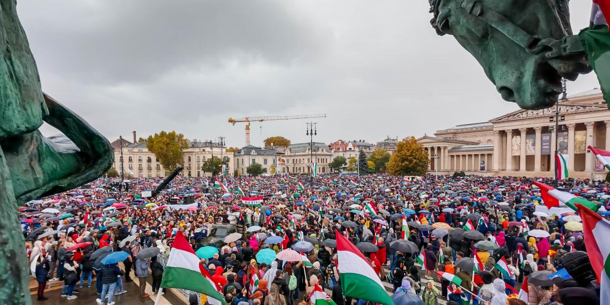 A Tisza Párt rendezvénye a zsúfolásig megtelt Hősök terén