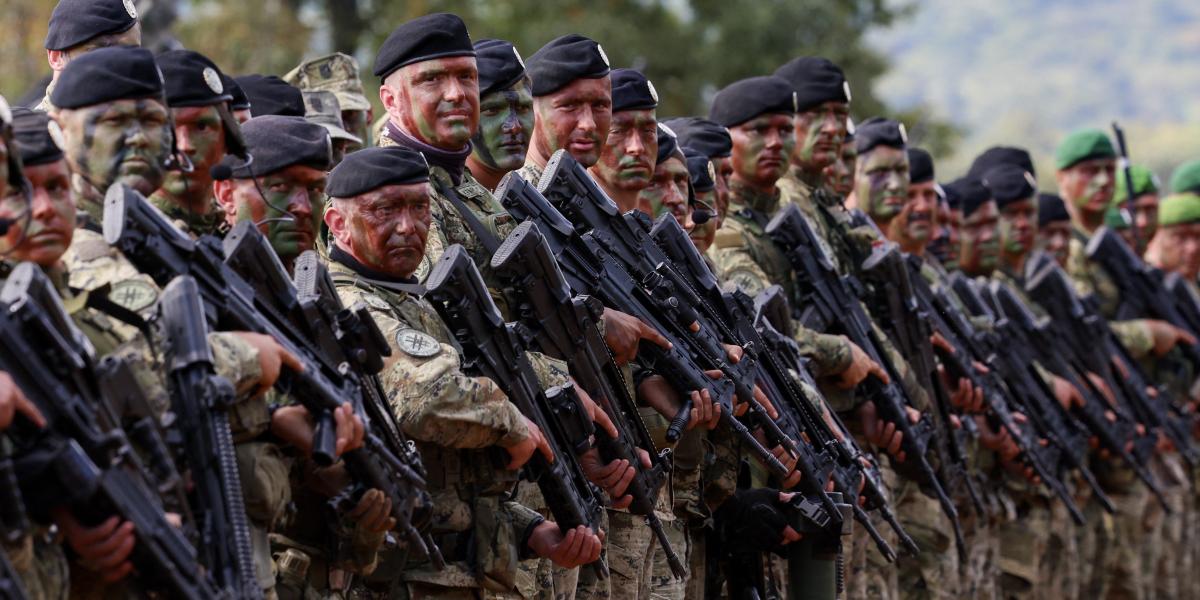 Fegyverrel sorban álló, de még nem sorkatonák Horvátországban egy 2025. szeptemberi hadgyakorlaton