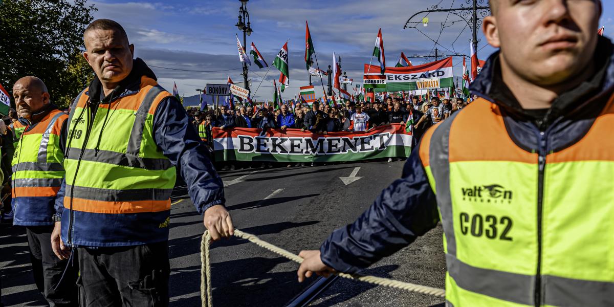 Elöl a valtonosok, hátul a békemenet. A KTK szerint utóbbiak több mint 80 ezren