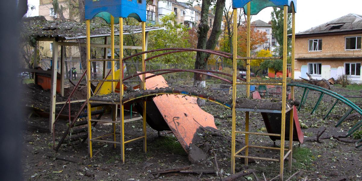 Játszótér az orosz drón becsapódása után Kijevben 2025. október 25-én