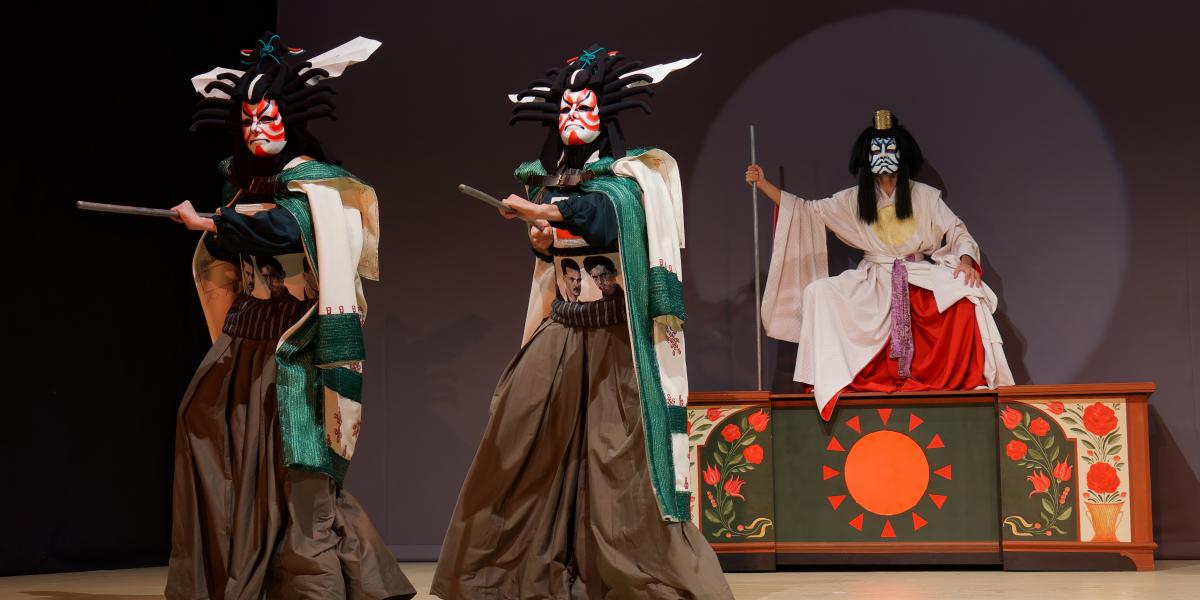 A történet egy idő után kifut − ahogy a cím is jelzi − a japán klasszikus színházi formát megidéző maszkokkal teli mesébe