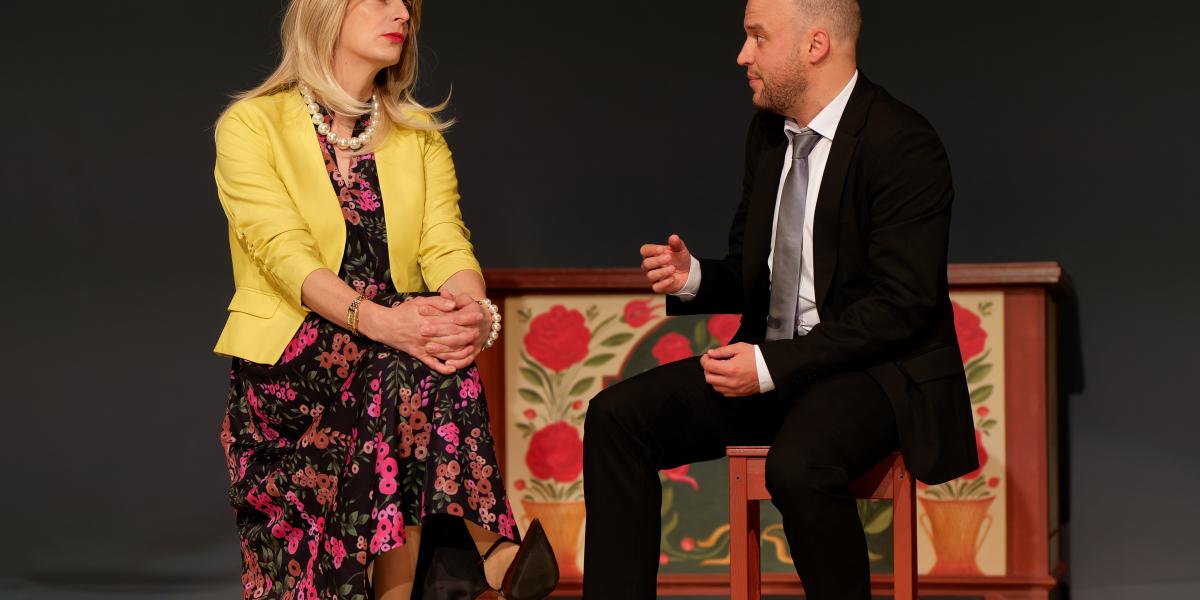 A most kirobbant botrányt látva a Jankovics Péter által nagyszerűen alakított Veráról eszünkbe juthat Schmidt Mária, de ez egyáltalán nem törvényszerű