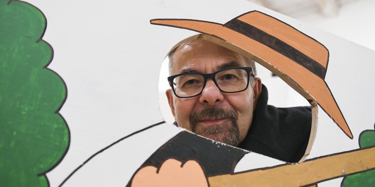 Weisz Béla karikaturistánk Az elmúlt nyóc év című kiállításán, a „hetvenpusztai” paraván mögött