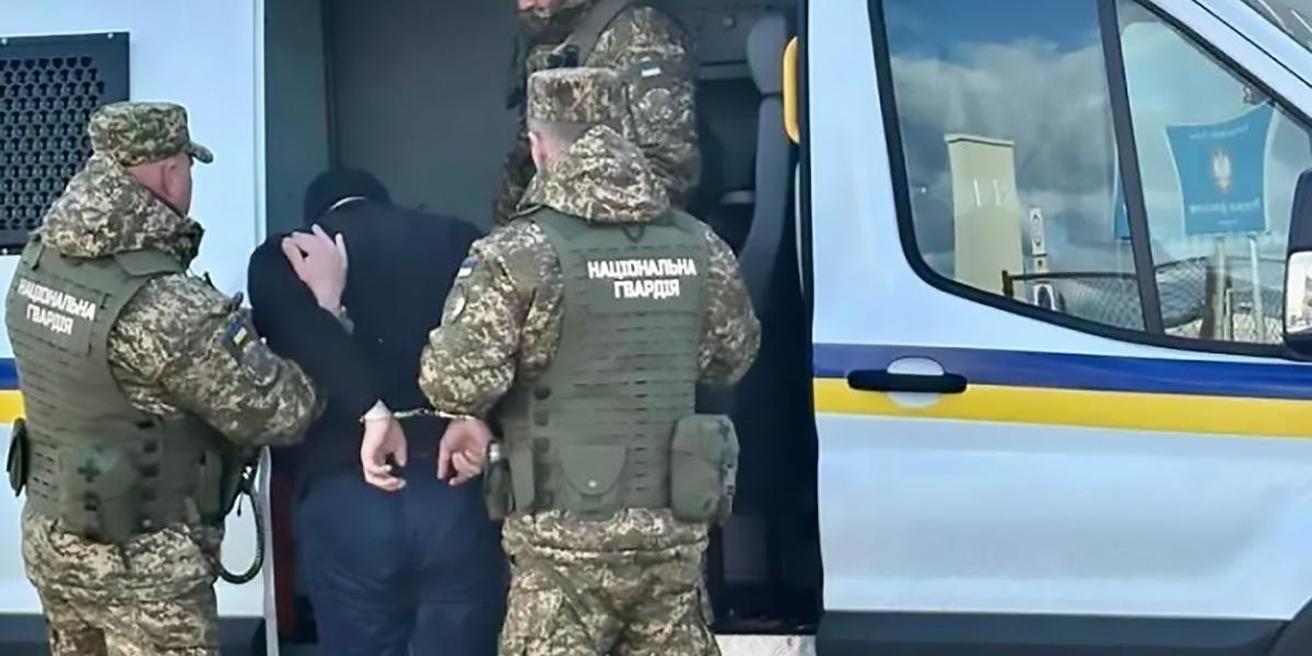 Ukrajna átadott egy háborús bűnökkel vádolt orosz hadifoglyot Litvániának 2025. október 31-én.