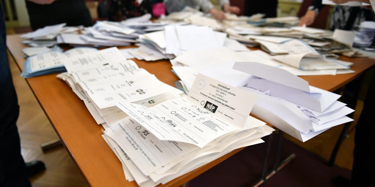 Kiélezett helyzetben különösen fontos lehet a hivatalos szavazatszámlálók munkája