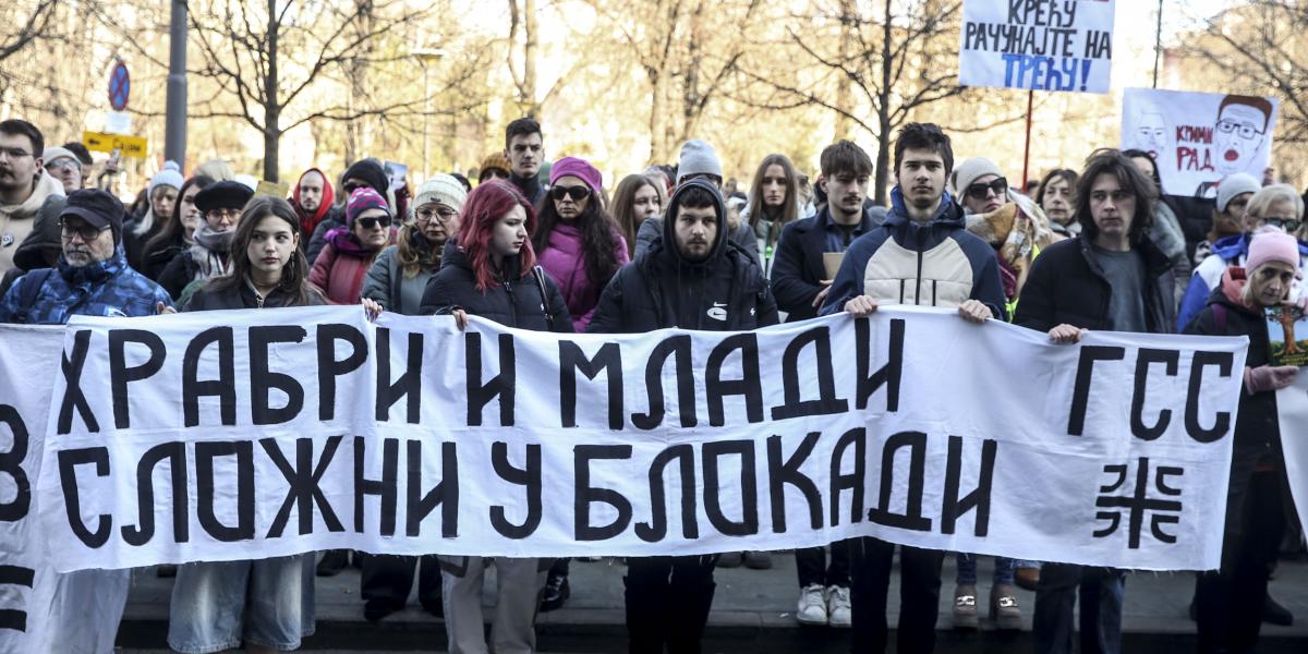 A Belgrádi Egyetem hallgatói, középiskolások és pedagógusok tüntettek a szerbiai Oktatási Minisztérium épülete előtt február 11-én.