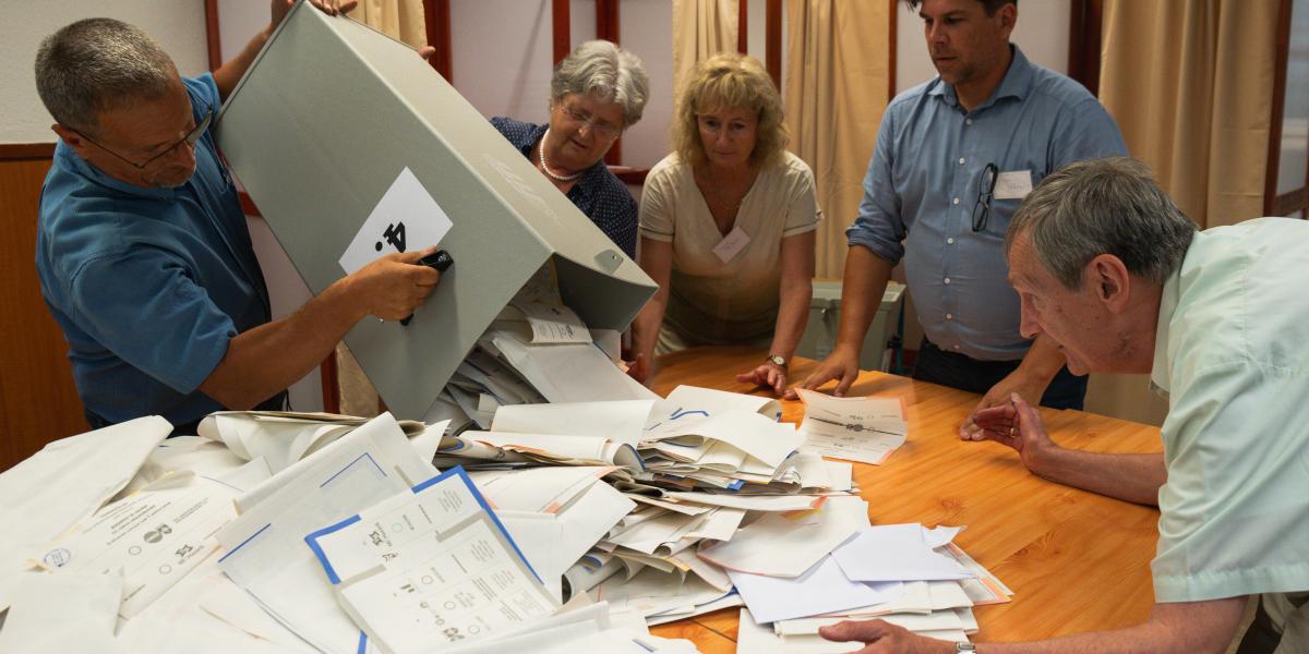 Hatezer választott szavazatszámlálóra lesz szükség a fővárosban